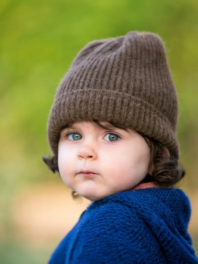 Enfant avec un bonnet marron chocolat en duvet de yack