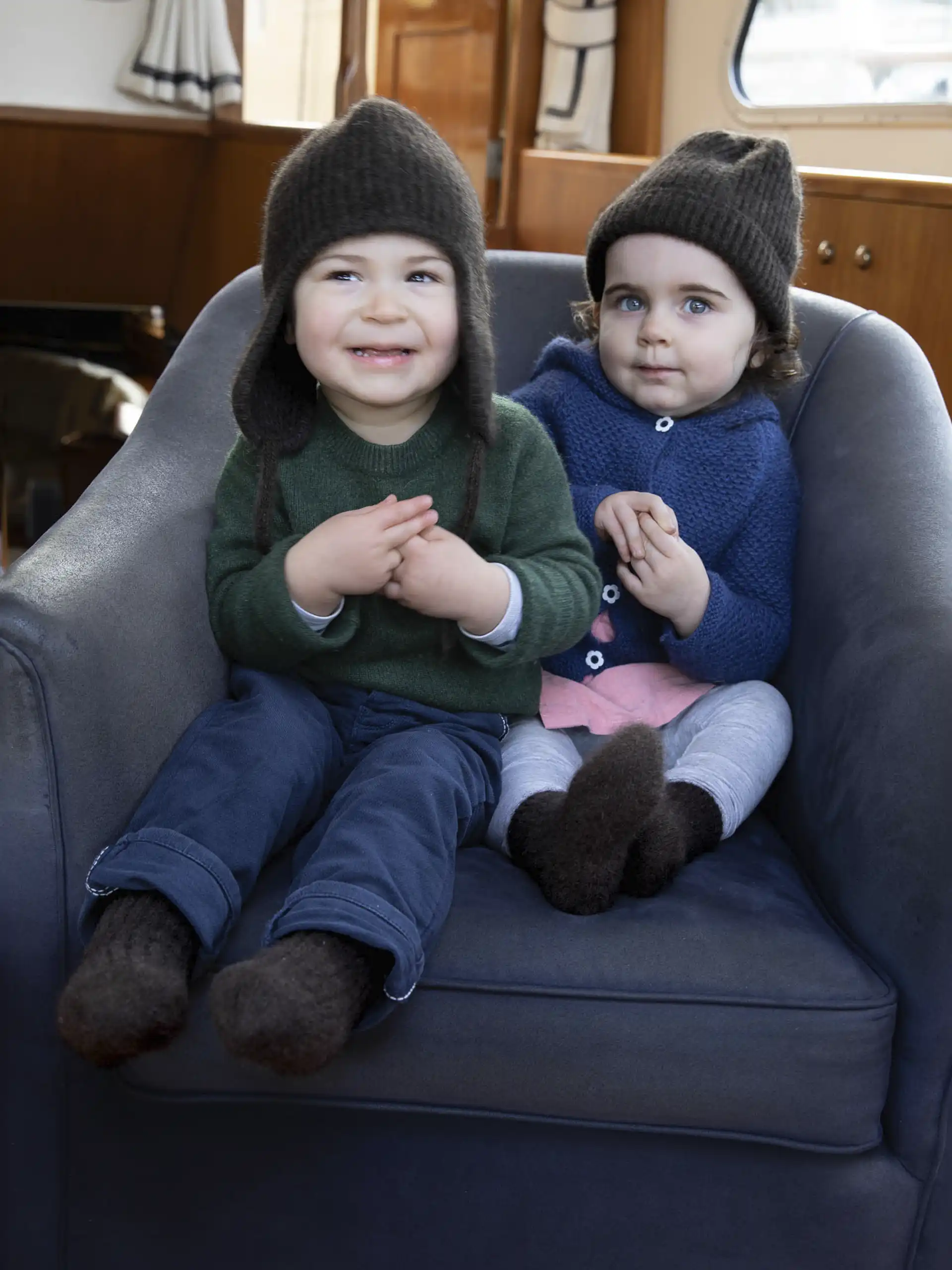 Deux enfants assis portant des chaussettes yack enfant en laine pour un confort et une chaleur optimale