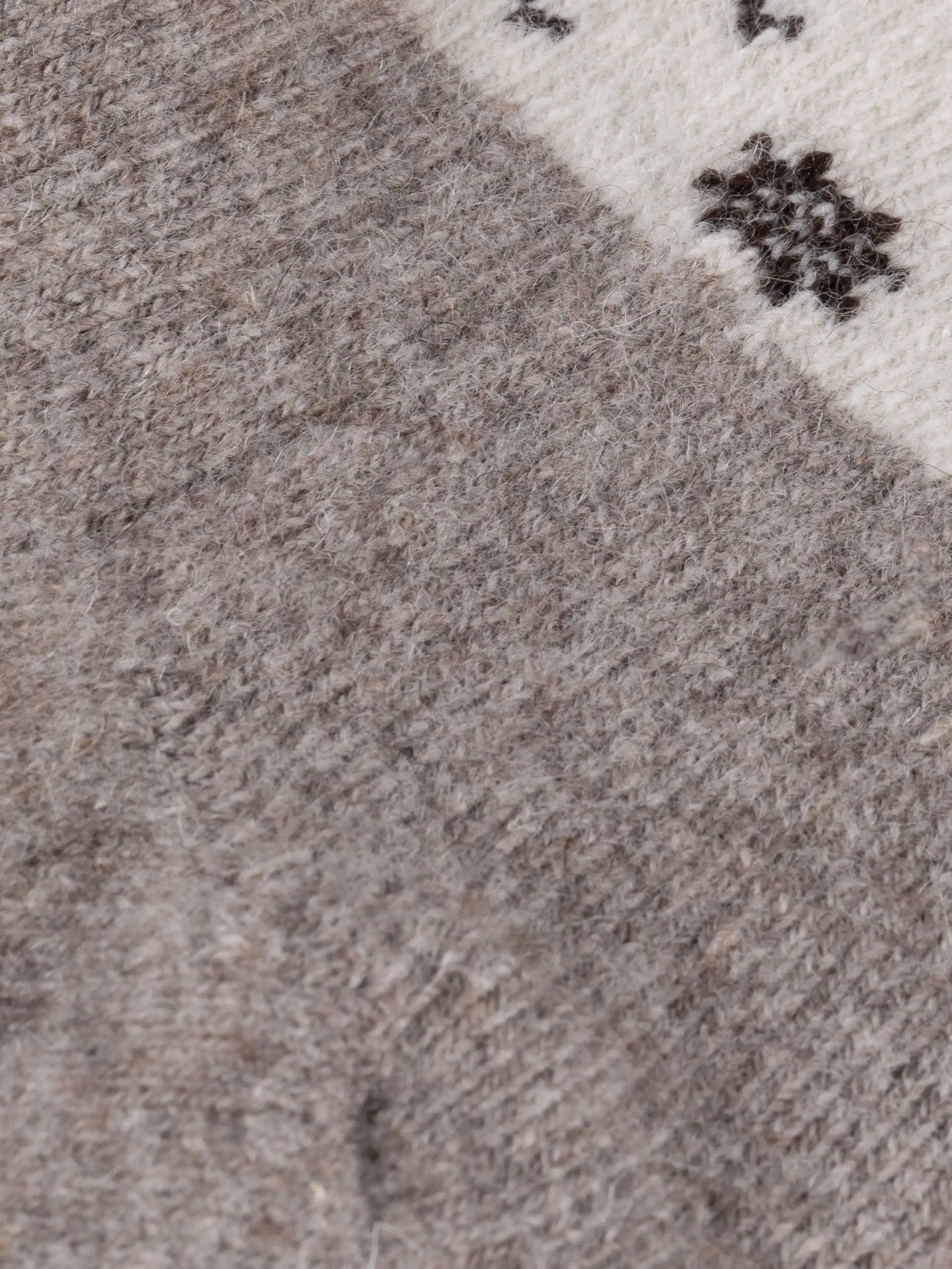 Gros plan sur les chaussettes hivernales en laine tricotée avec motifs de rennes
