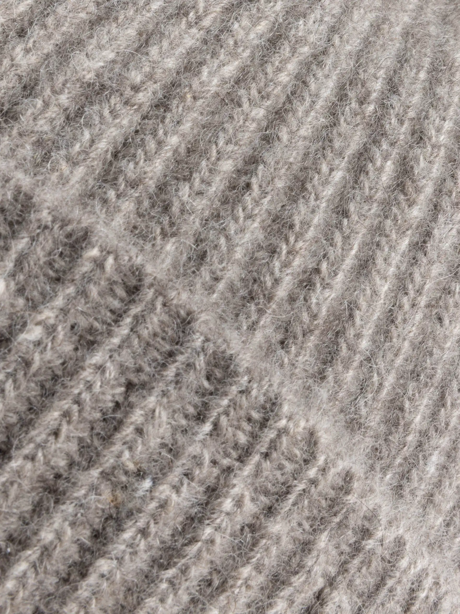 Gros plan sur la matière en duvet yack de Mongolie du bonnet enfant gris cendré.
