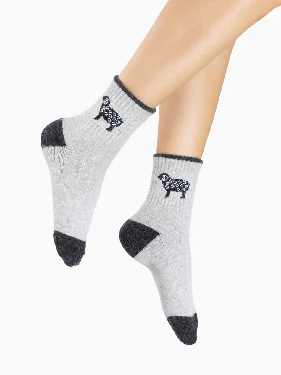 Paire de chaussettes en laine grise avec motif tricoté, idéale pour l'hiver pour homme et femme.