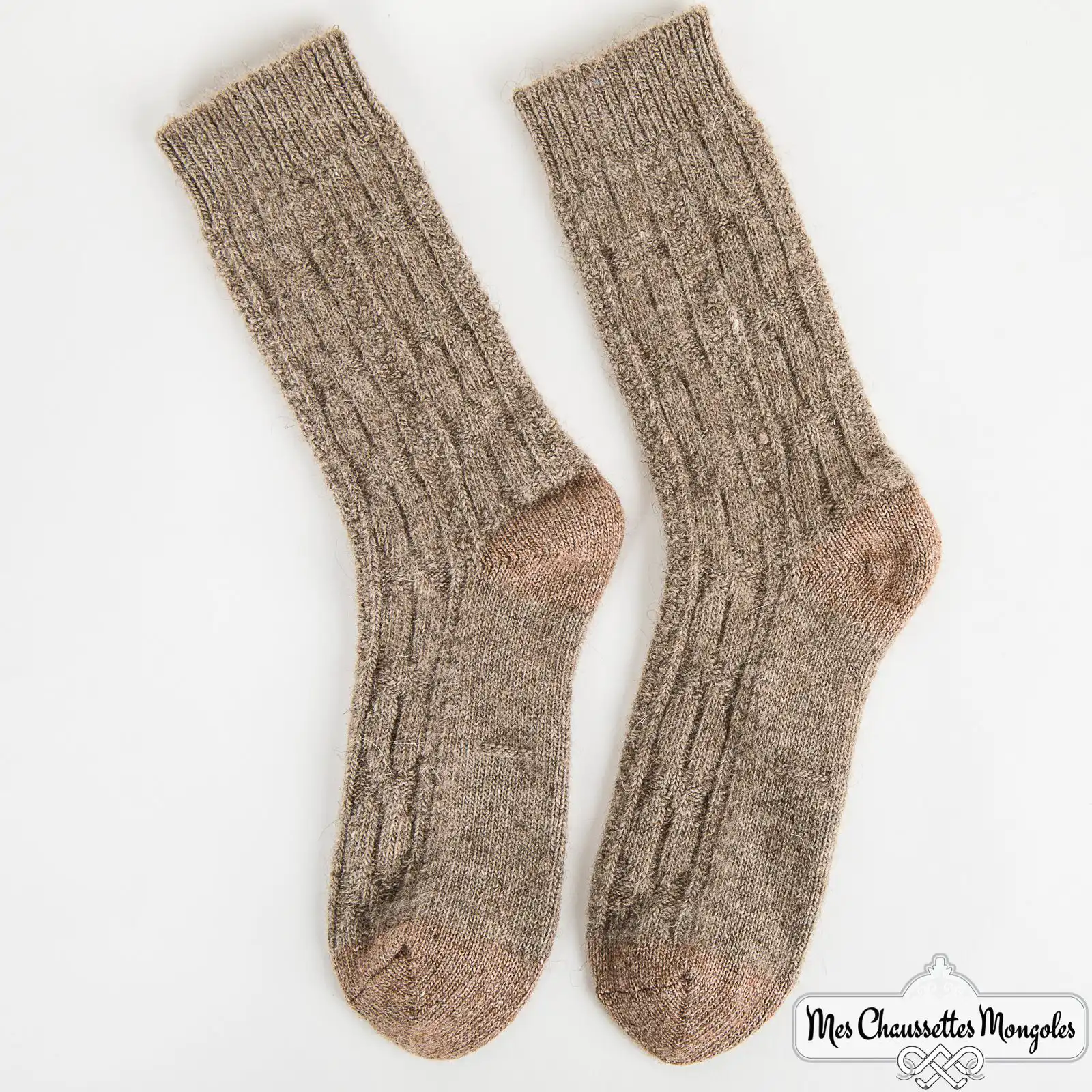 Paire de chaussettes en laine grise avec motif tricoté, idéale pour l'hiver.