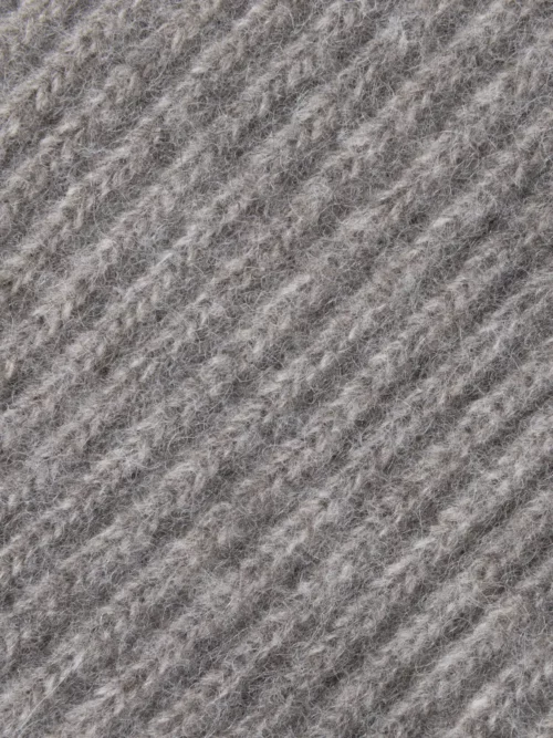Gros plan sur un tour de cou gris en tricot de duvet, fabriqué en Mongolie
