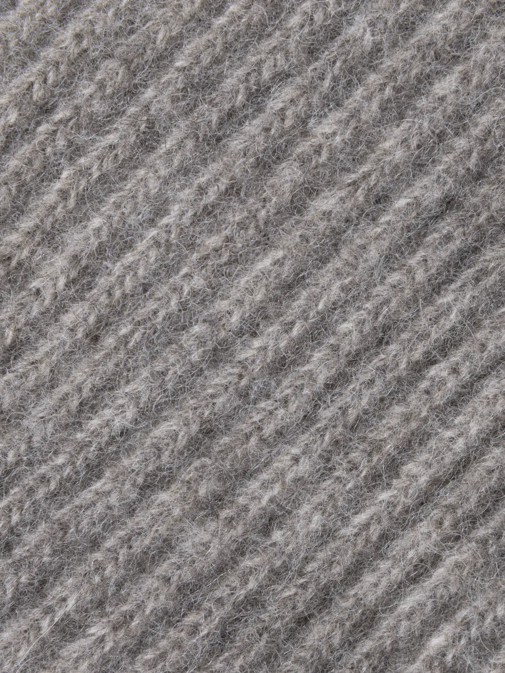 Gros plan sur un tour de cou gris en tricot de duvet, fabriqué en Mongolie