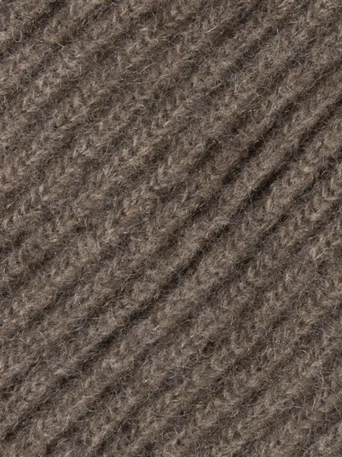 Gros plan sur la texture du tour de cou marron en maille fine de Mongolie, doux et chaud pour l'hiver.