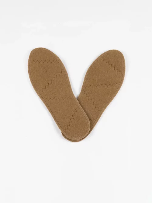 Semelles en feutre de duvet de chameau marron, parfaites pour garder les pieds au chaud.