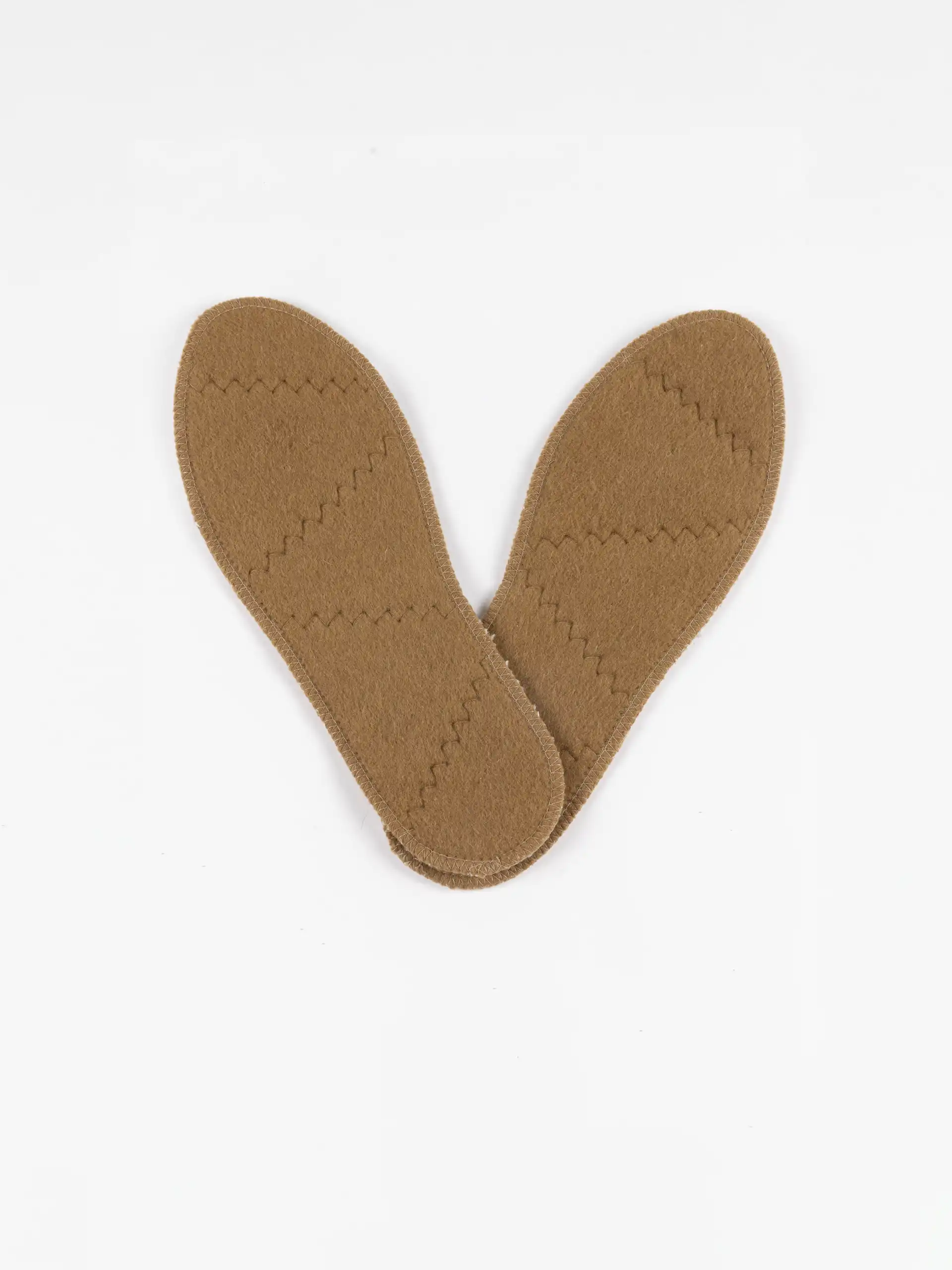 Semelles en feutre de duvet de chameau marron, parfaites pour garder les pieds au chaud.