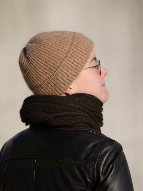 Personne portant un bonnet camel pour un style chic et décontracté