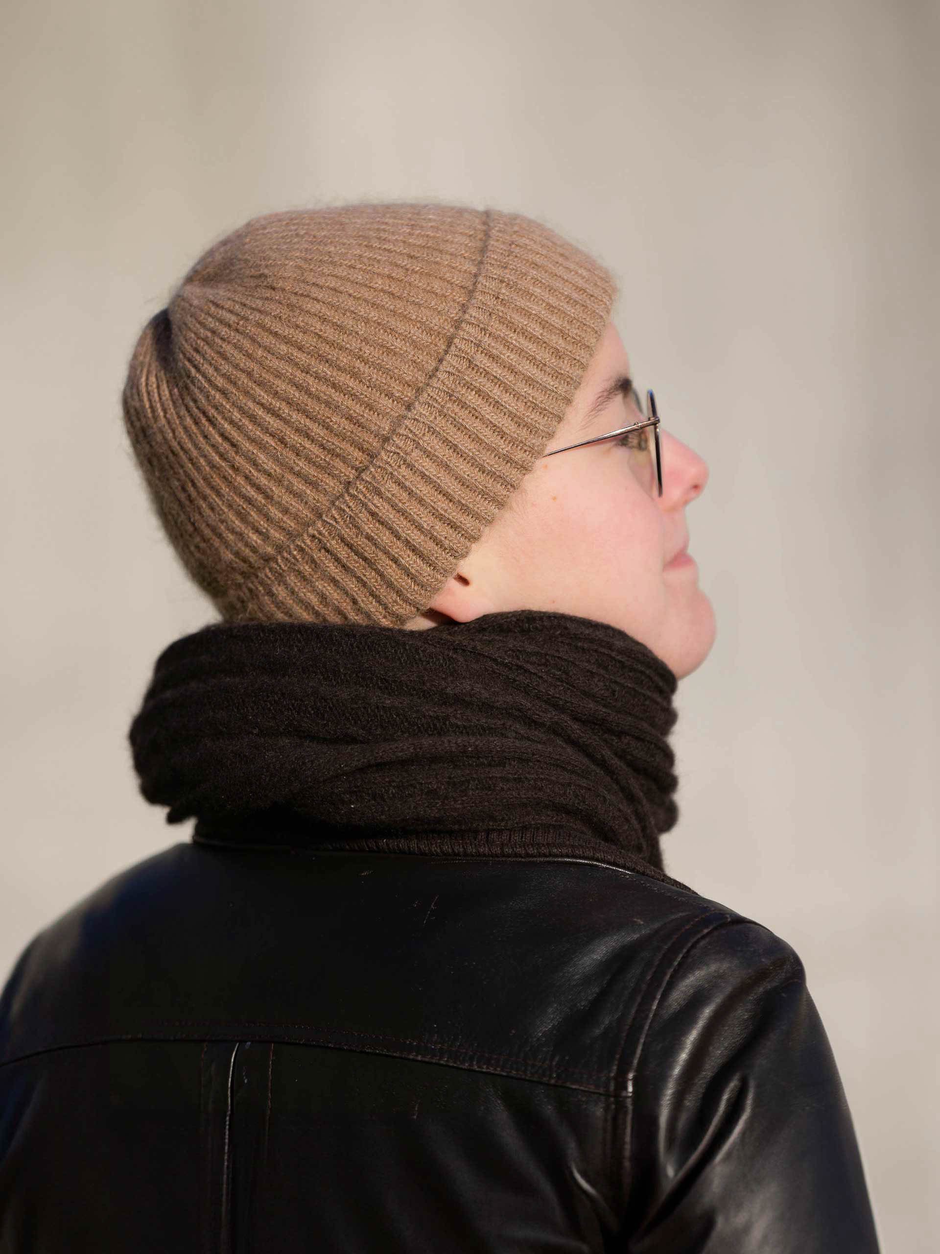 Personne portant un bonnet camel pour un style chic et décontracté
