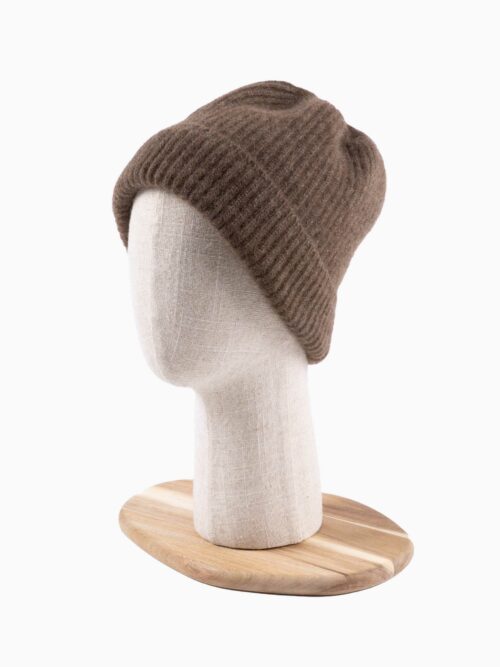 Bonnet marron chocolat en laine de yack présenté sur un mannequin