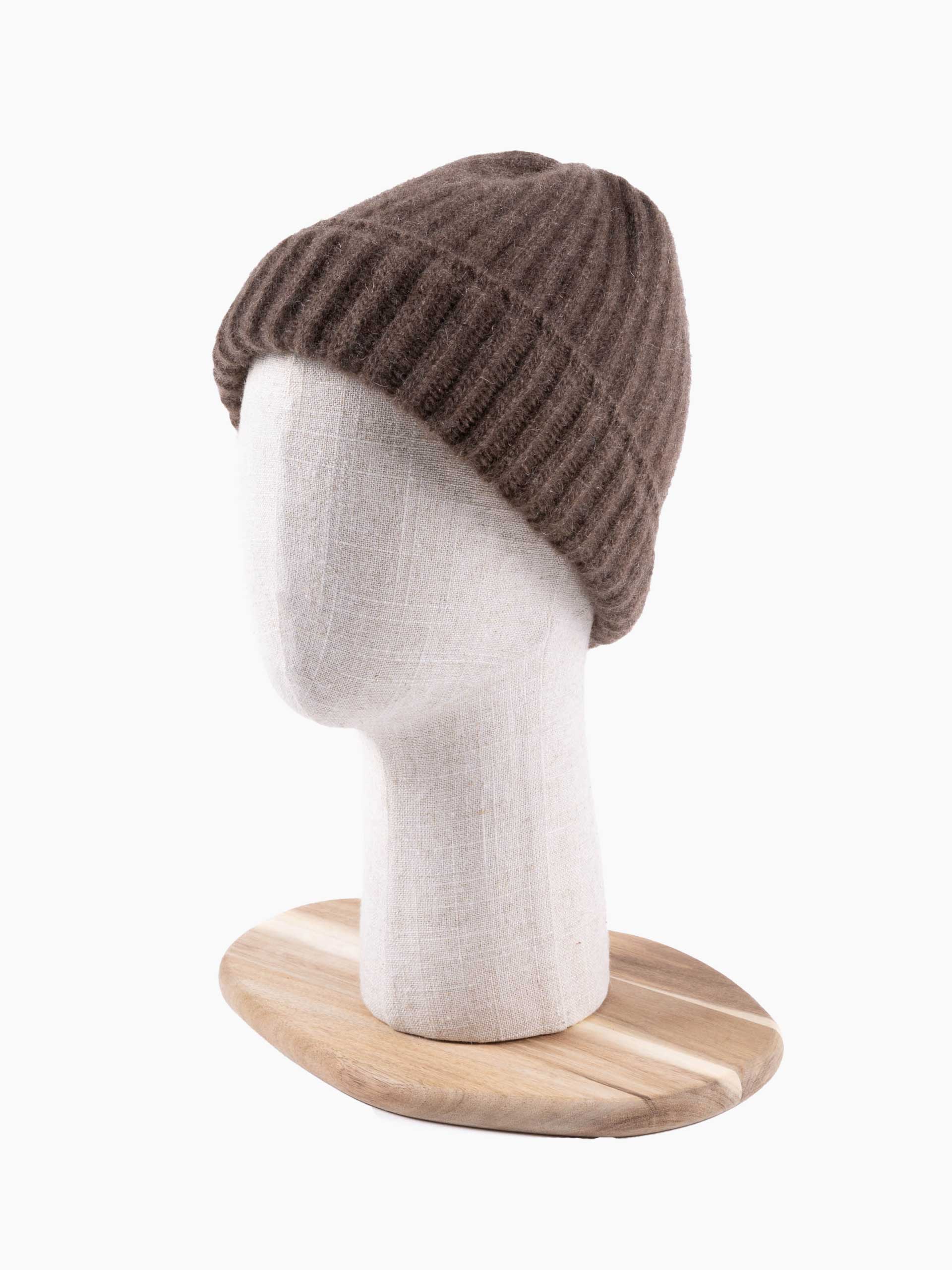 Bonnet yack marron chocolat exposé sur un mannequin, style minimaliste