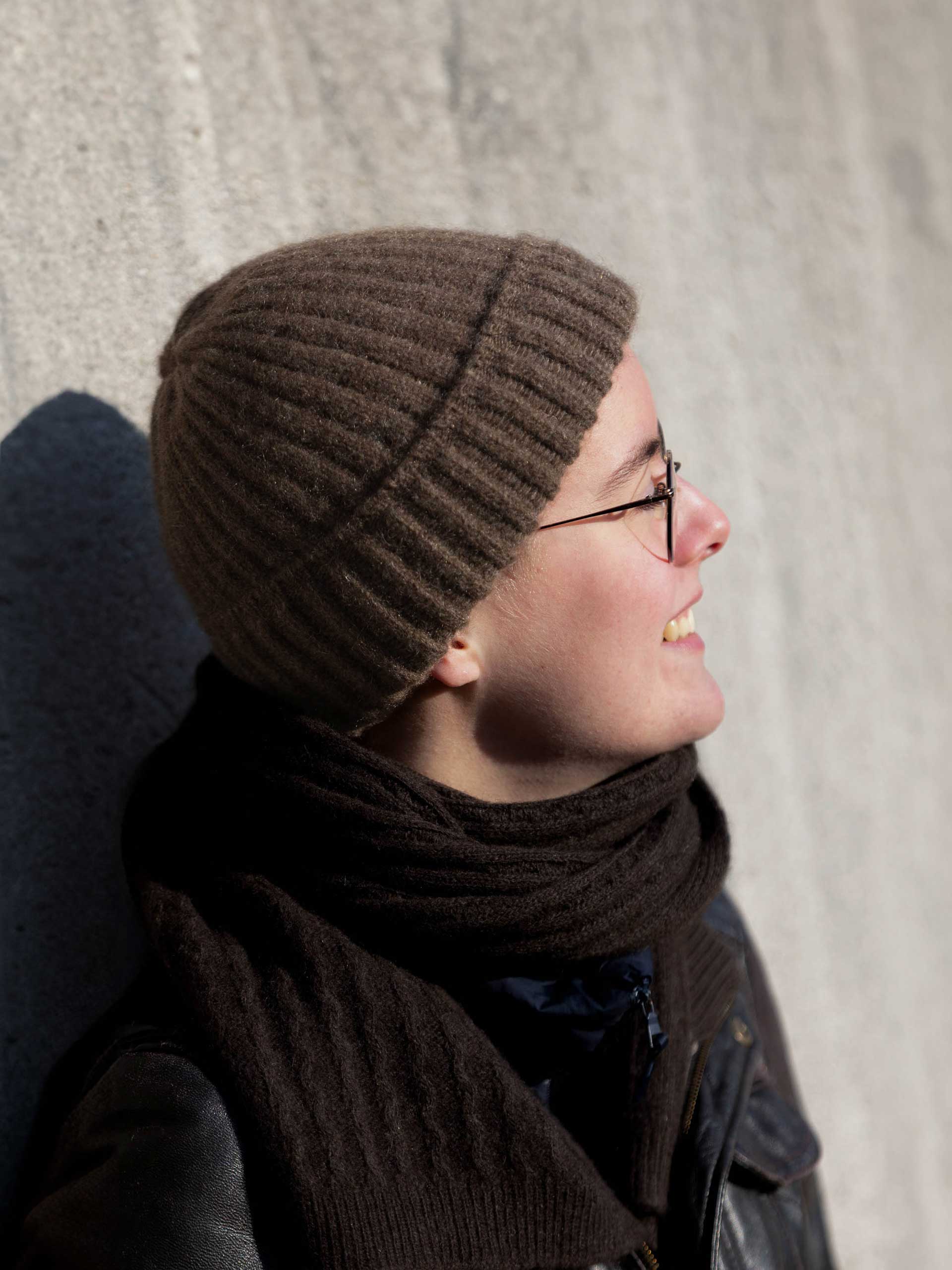 Femme portant un bonnet yack marron chocolat pour un style confortable et chic