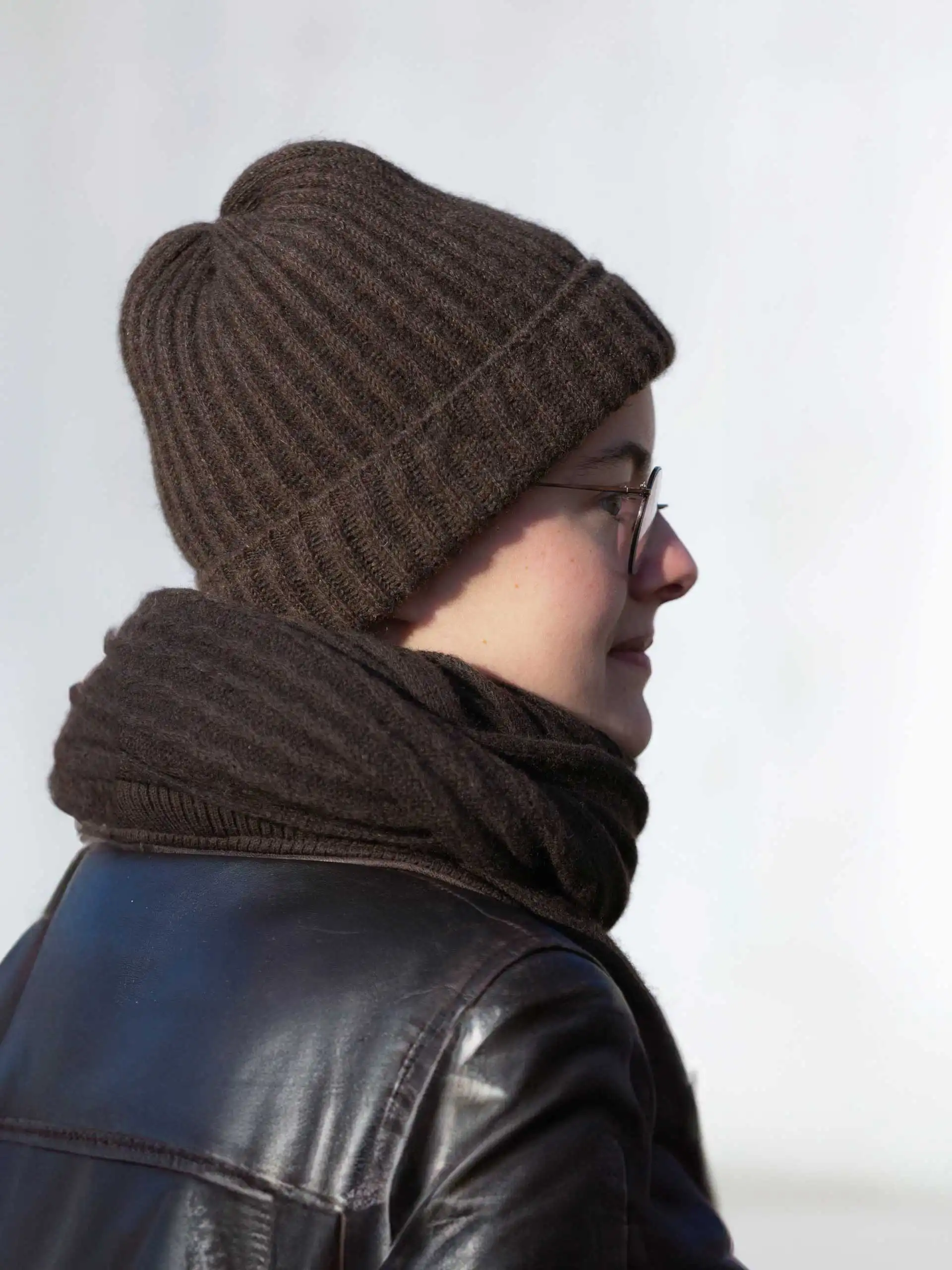 Bonnet Yack Marron Foncé présenté sur un support neutre