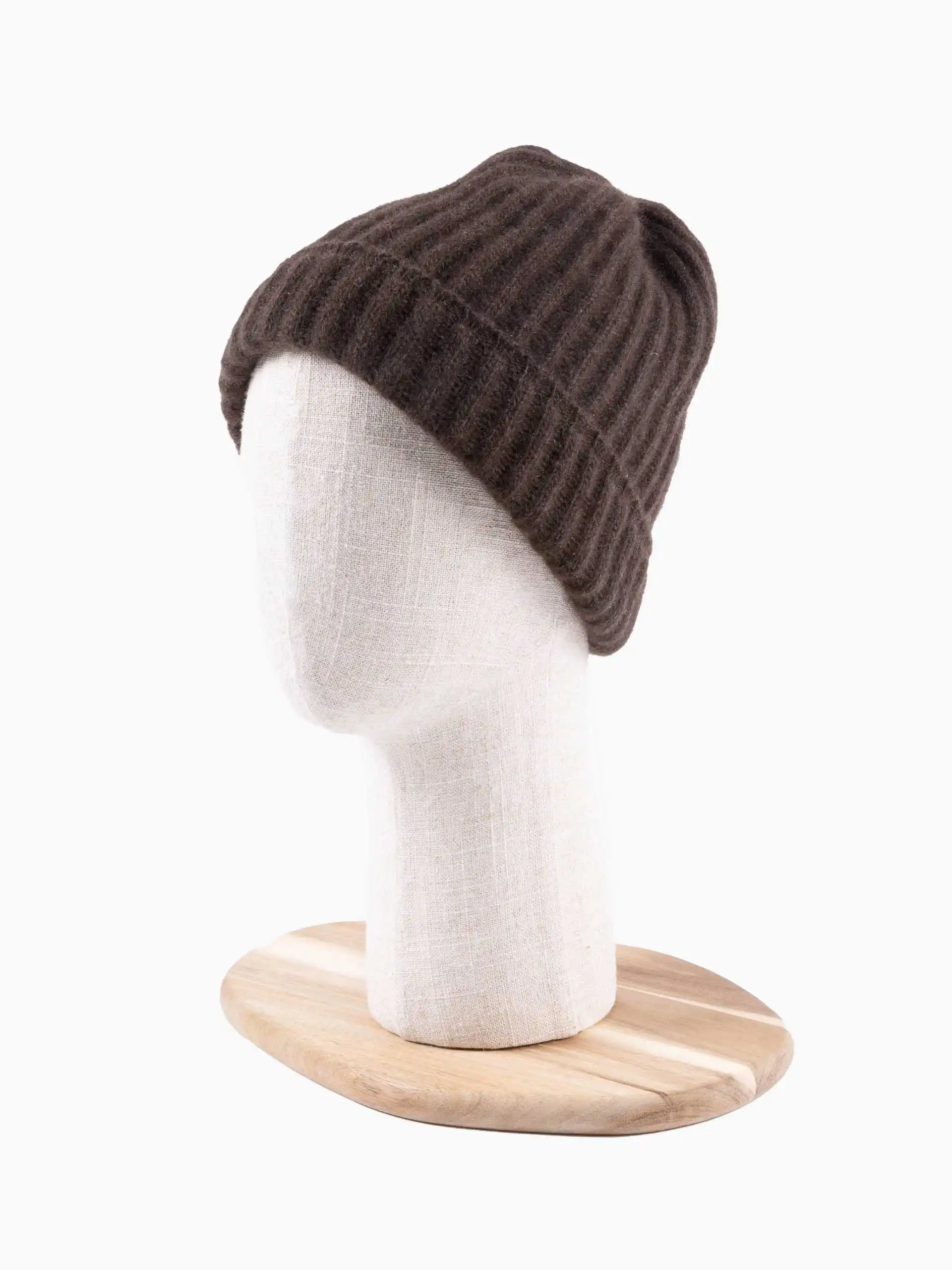 Vue de face d’une personne portant un bonnet yack marron foncé