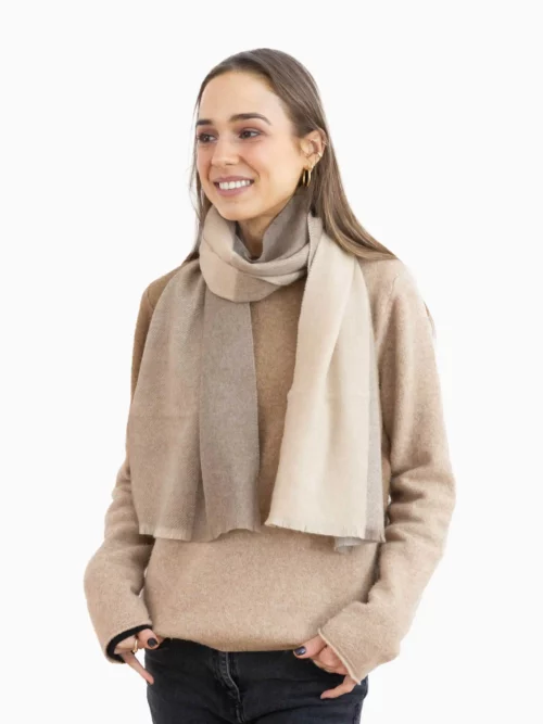 Femme portant une écharpe cachemire beige tissée élégante et confortable
