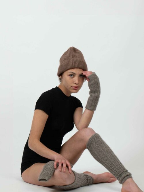 Femme souriante portant un bonnet marron chocolat en laine de yack