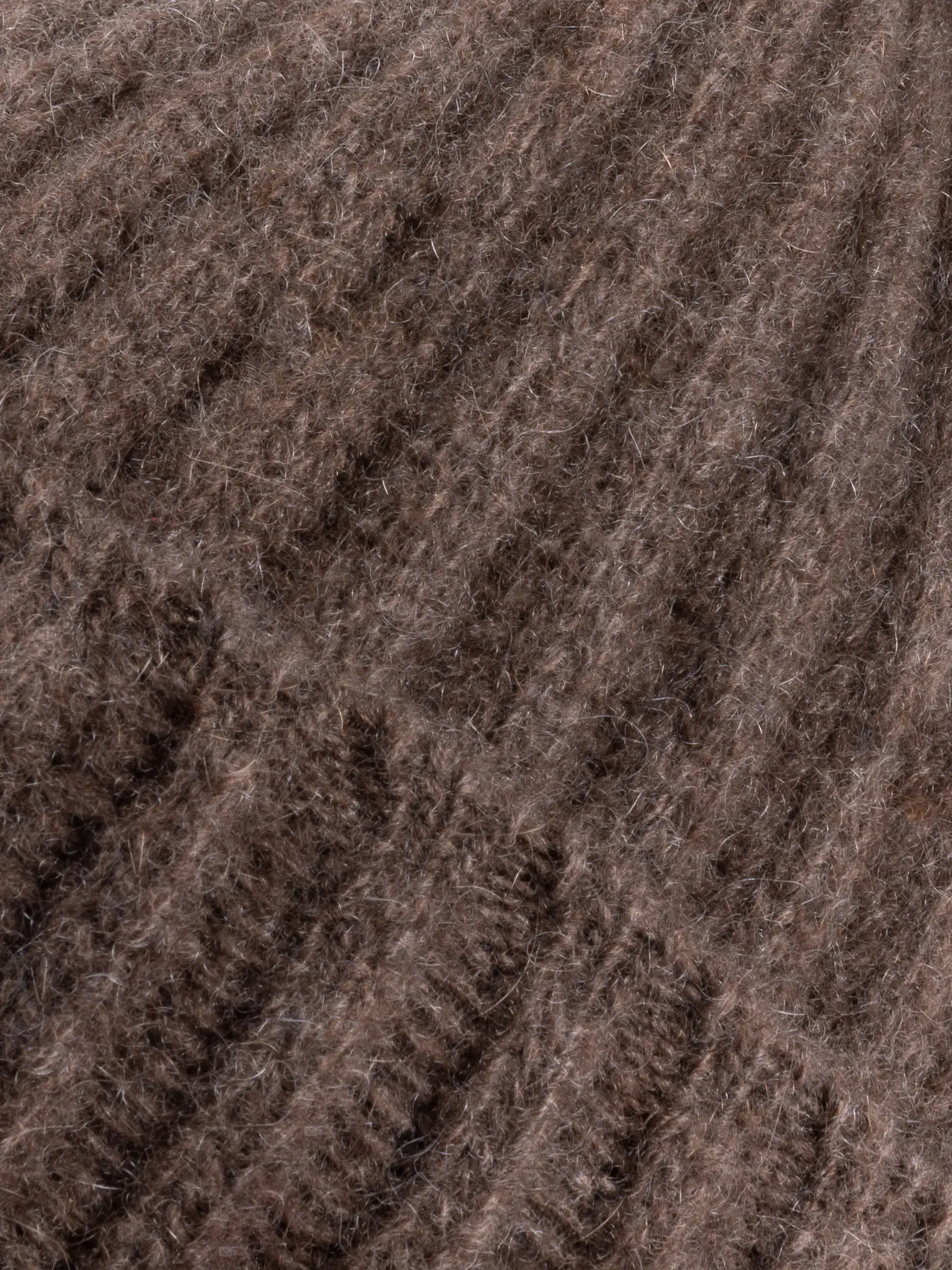 Texture du bonnet marron chocolat en laine de yack vue en détail