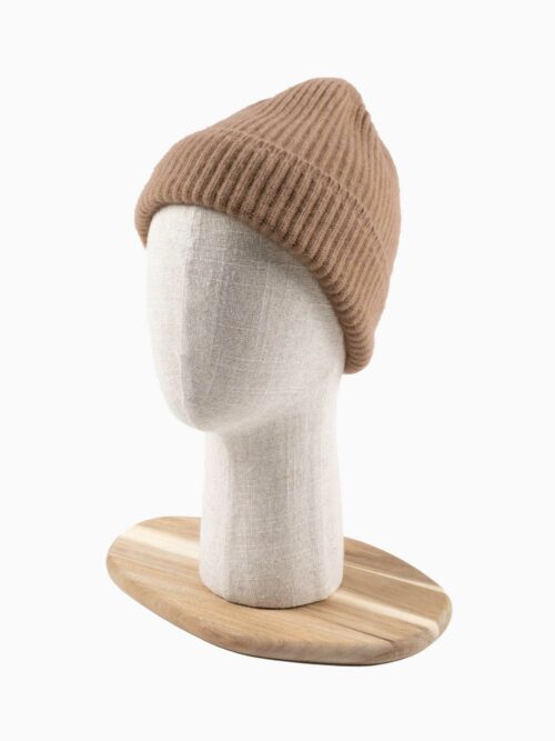 Bonnet camel en laine présenté sur un présentoir