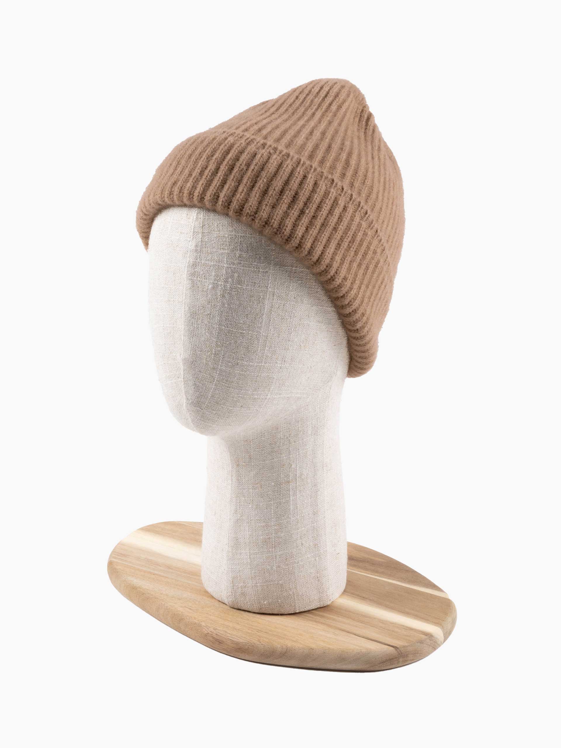 Bonnet camel en laine présenté sur un présentoir