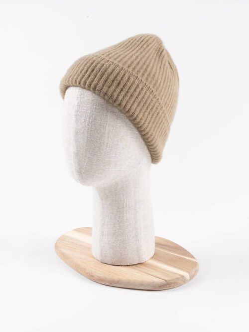 Femme souriante portant un bonnet marron chocolat en laine de yack