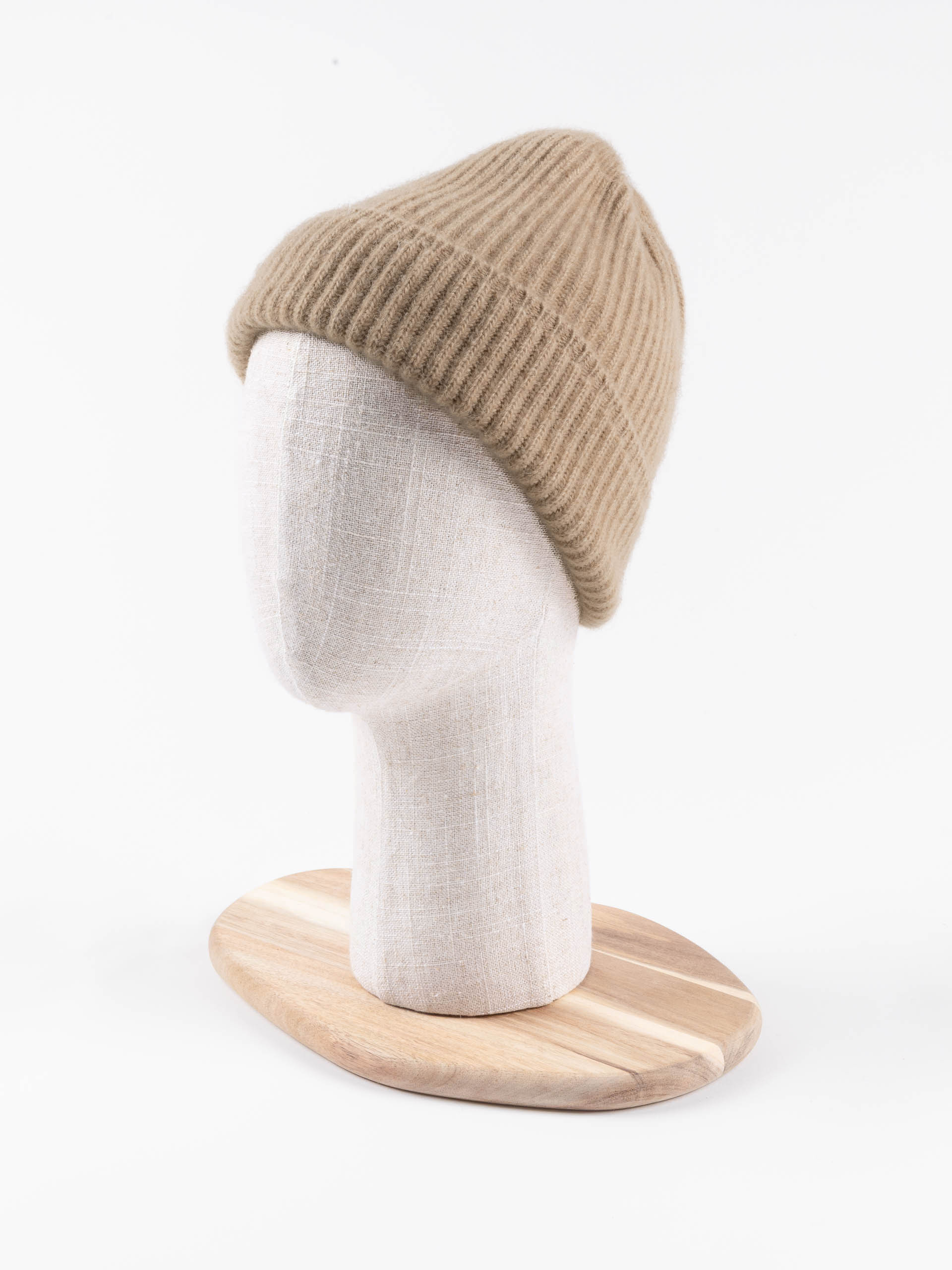 Femme souriante portant un bonnet marron chocolat en laine de yack