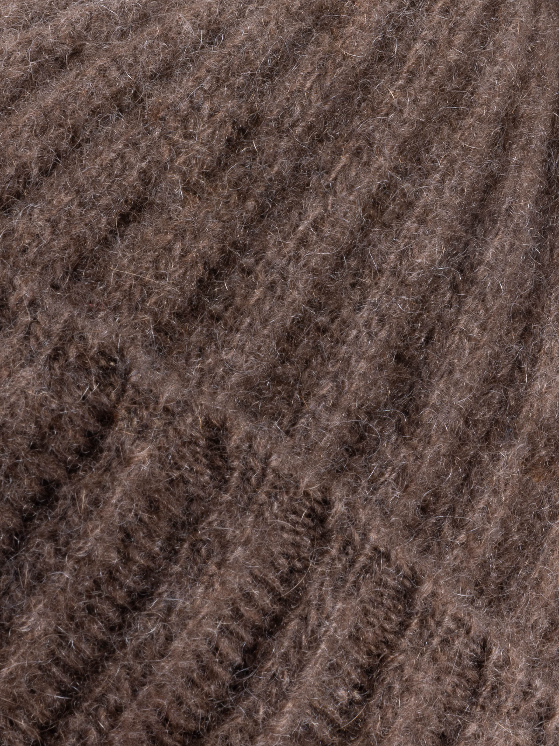 Gros plan sur la texture en maille du bonnet yack marron chocolat