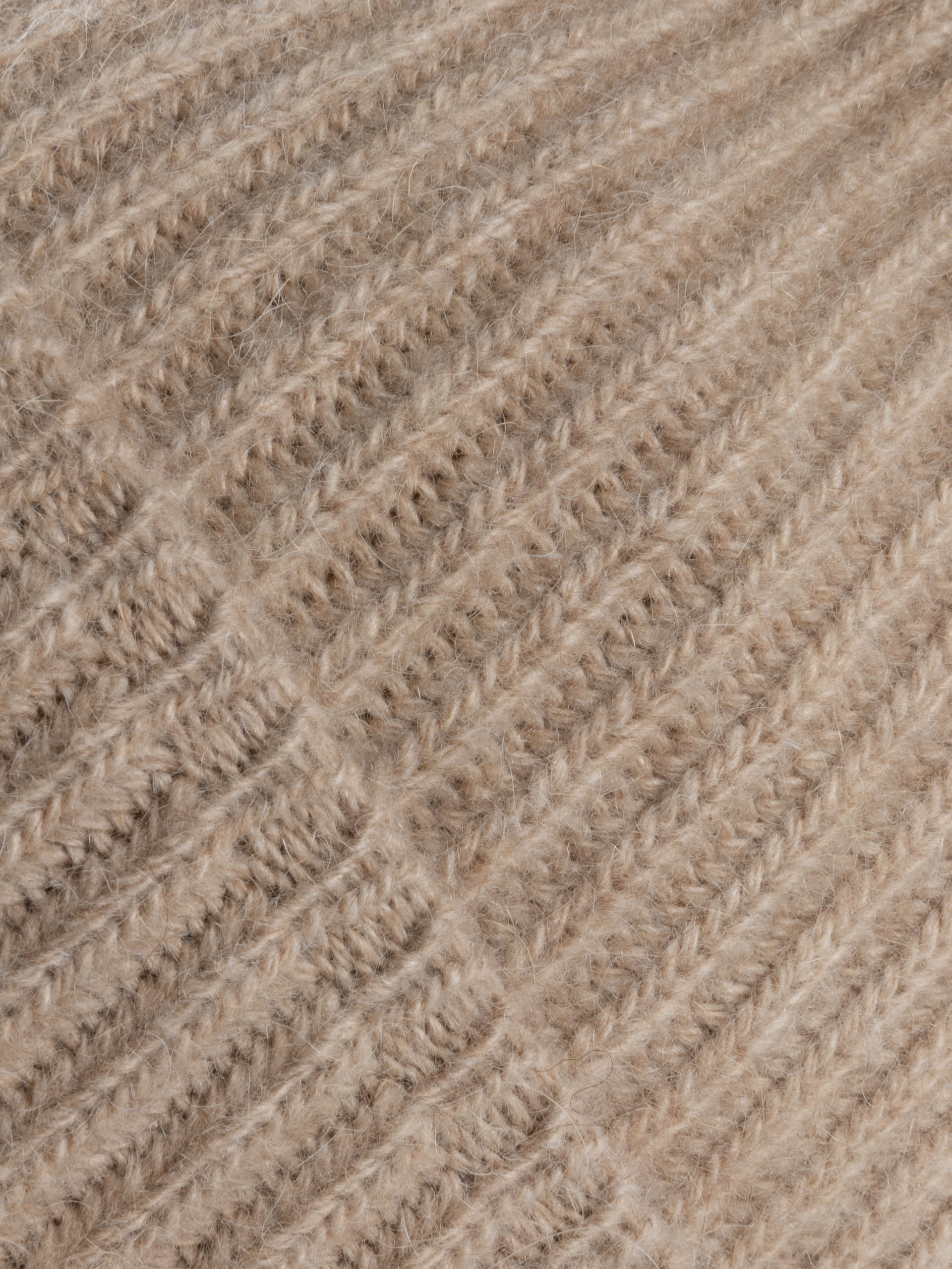Gros plan sur la texture du bonnet chameau en maille épaisse