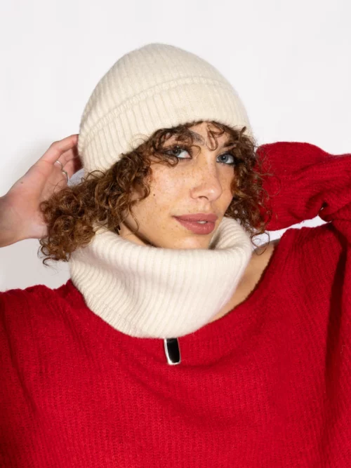 Bonnet en laine de mouton blanc naturel, sans teinture, avec une maille fine